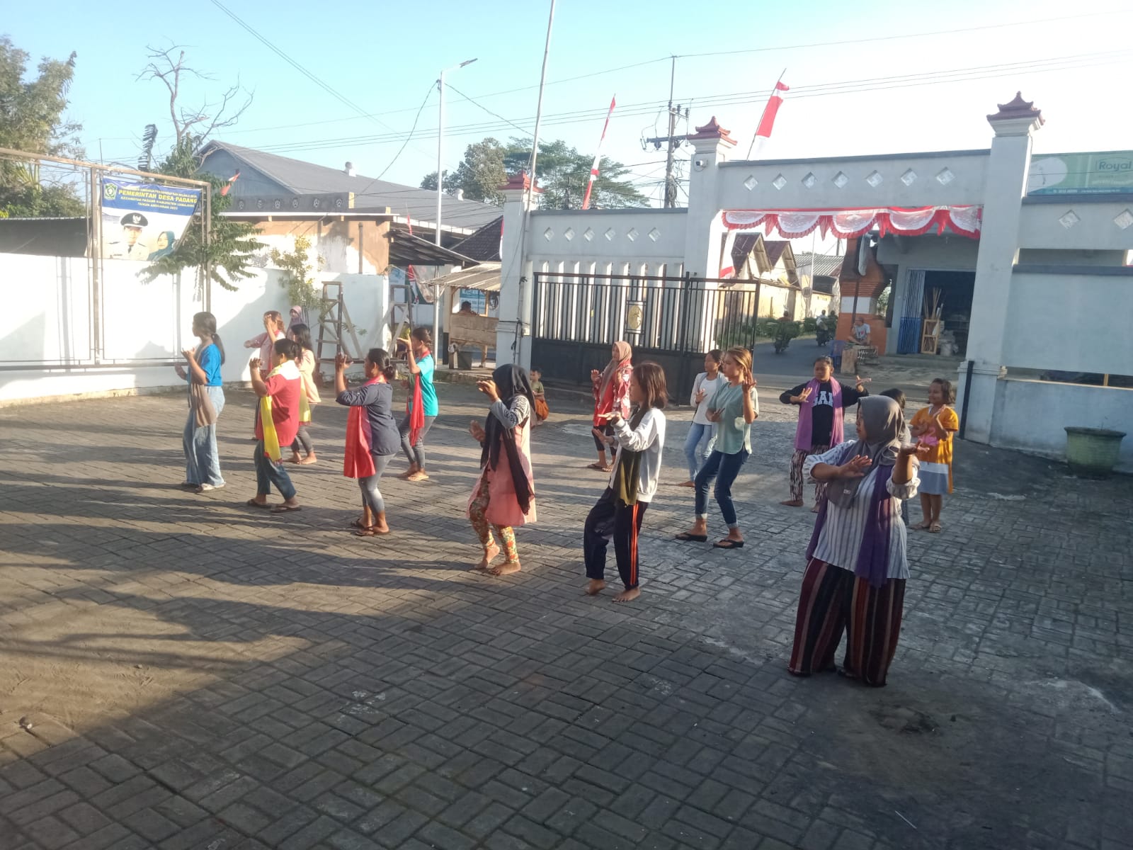 Antusias dan Semangat Para Srikandi Padang dalam Latihan Karnaval