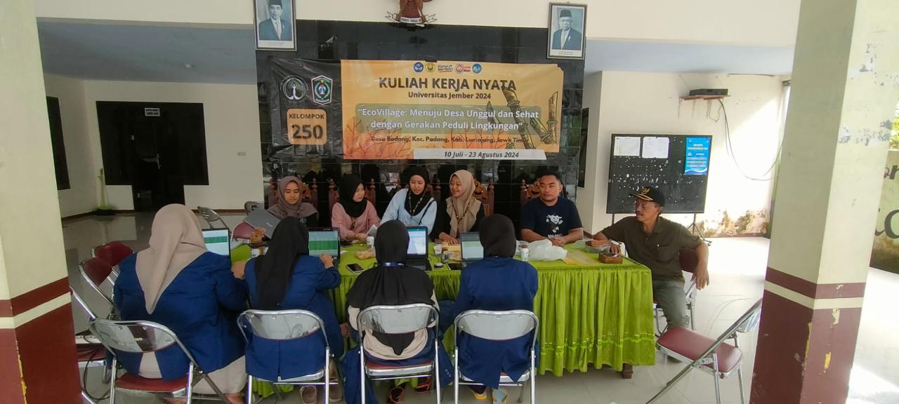 MAHASISWA KKN DARI UNEJ DAN  UIN KHAS JEMBER MEMBANTU PELAYANAN DESA BODANG