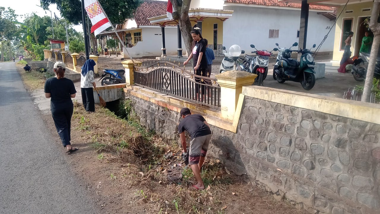WARGA DESA MOJO KERJA BAKTI MENYAMBUT HUT RI