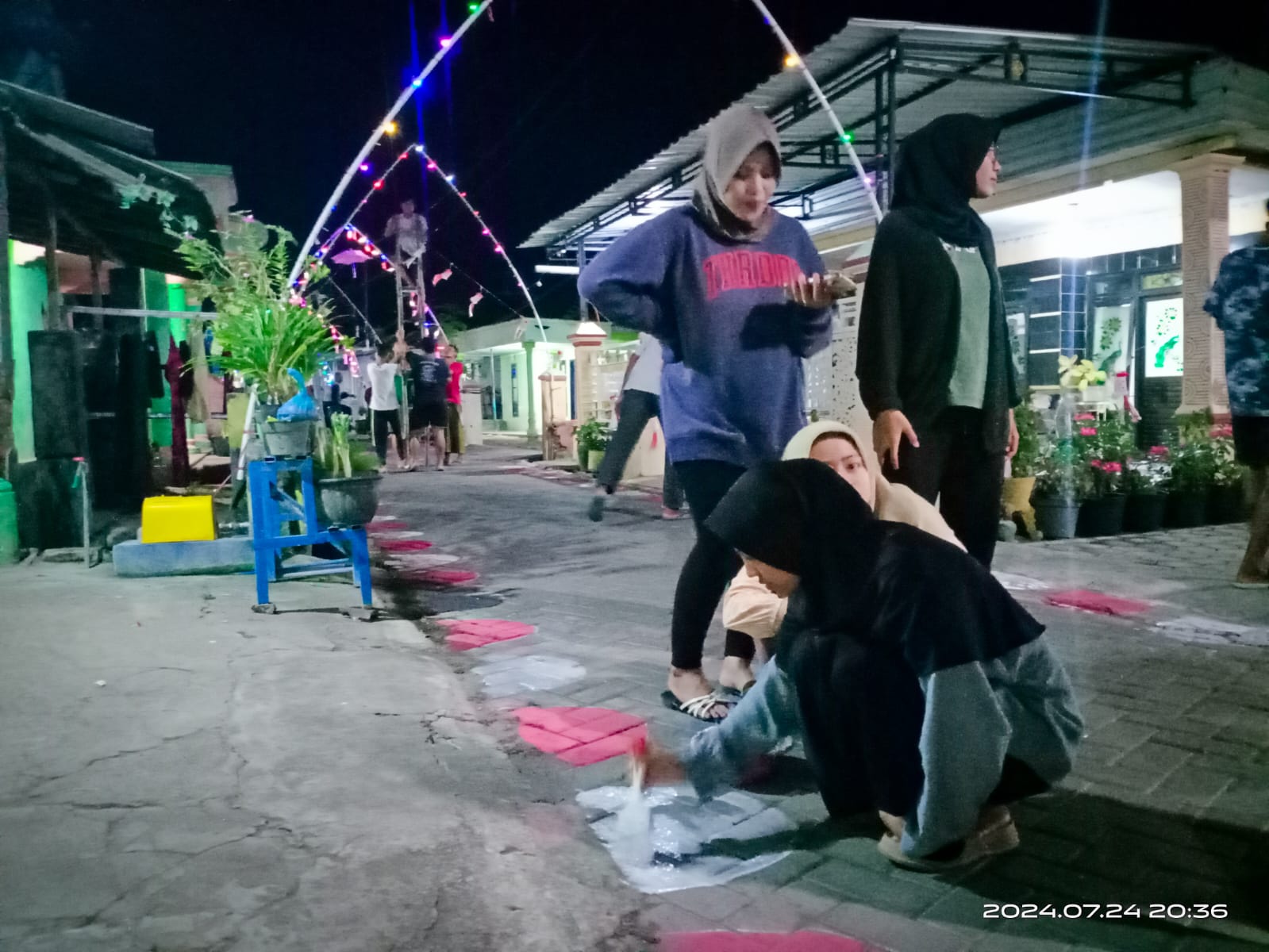 PERTAHANKAN JUARA KAMPUNG RESIK, WARGA BABAKAN DIBANTU MAHASISWA UIN KHAS JEMBER