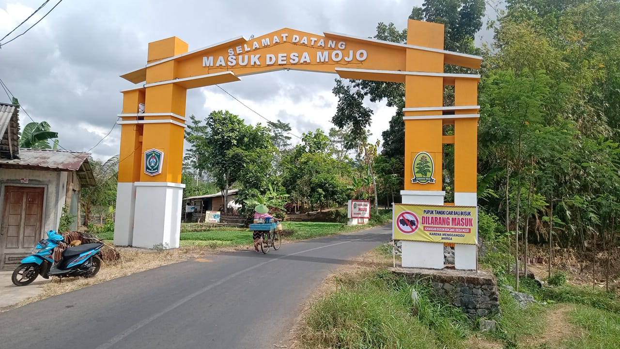 BAU BUSUK MERESAHKAN MASYARAKAT, MOJO LARANG MASUK TRUK PUPUK CAIR 