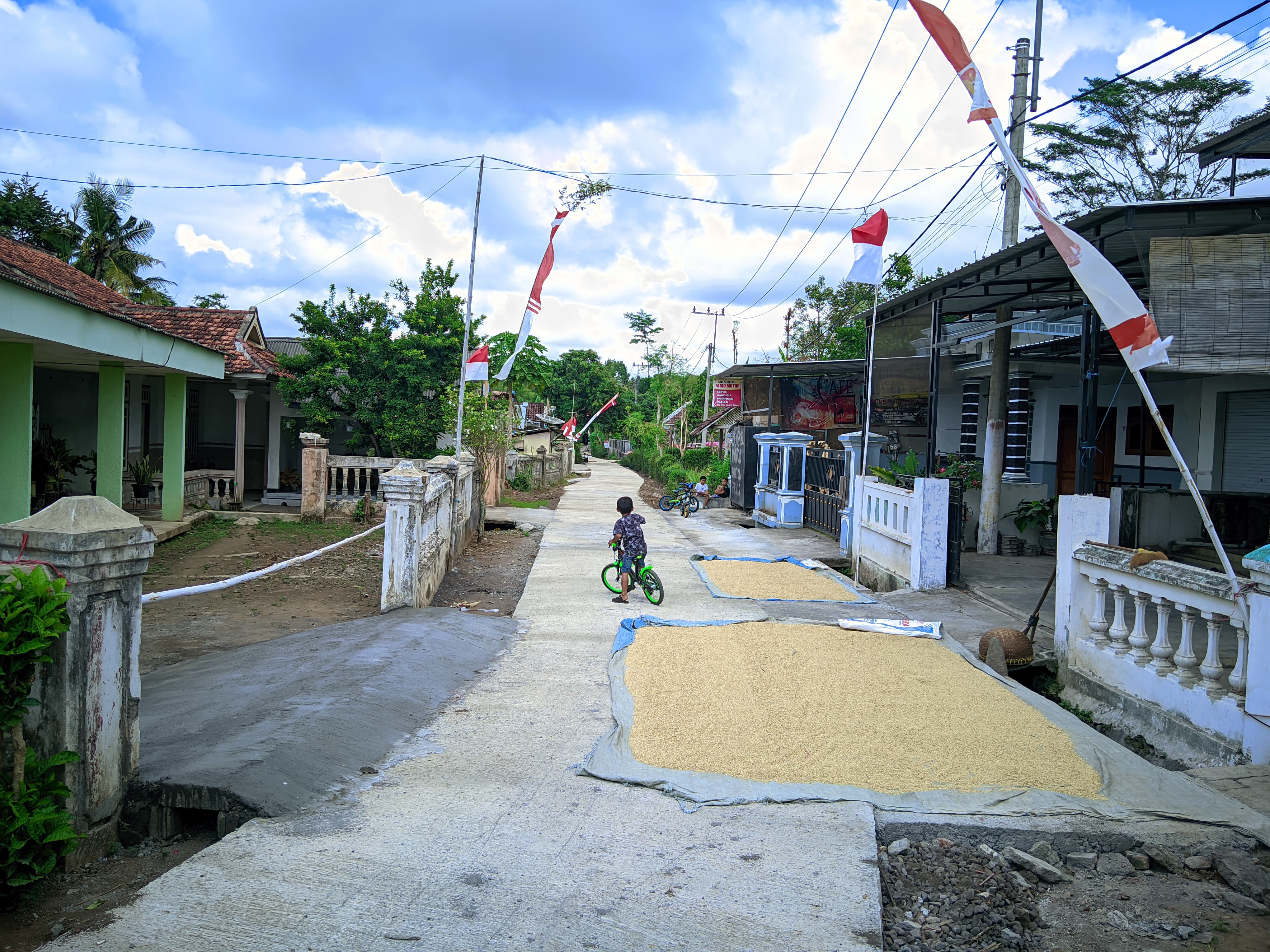 DESA BARAT MAKIN MAJU, JALAN RABAT BETON MULAI DIBANGUN!