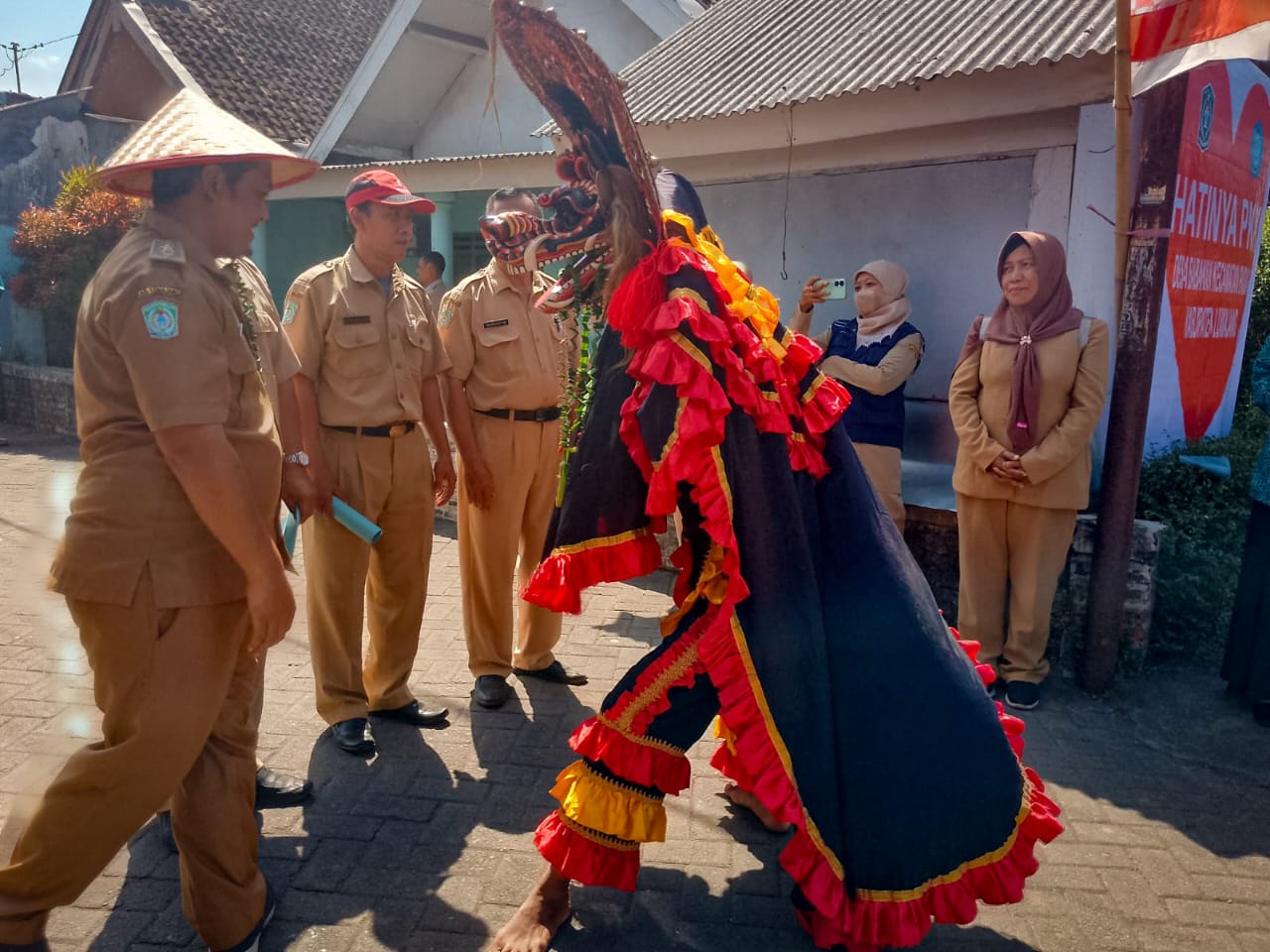 BARONGAN BABAKAN MEMUKAU JURI PAWON URIP, TARIAN MISTIS MENGGOYANG DESA