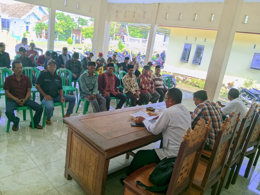 Pemerintah Desa Barat Salurkan Honor bagi RT dan RW : 72 Tokoh Masyarakat Hadiri Undangan Kepala Des