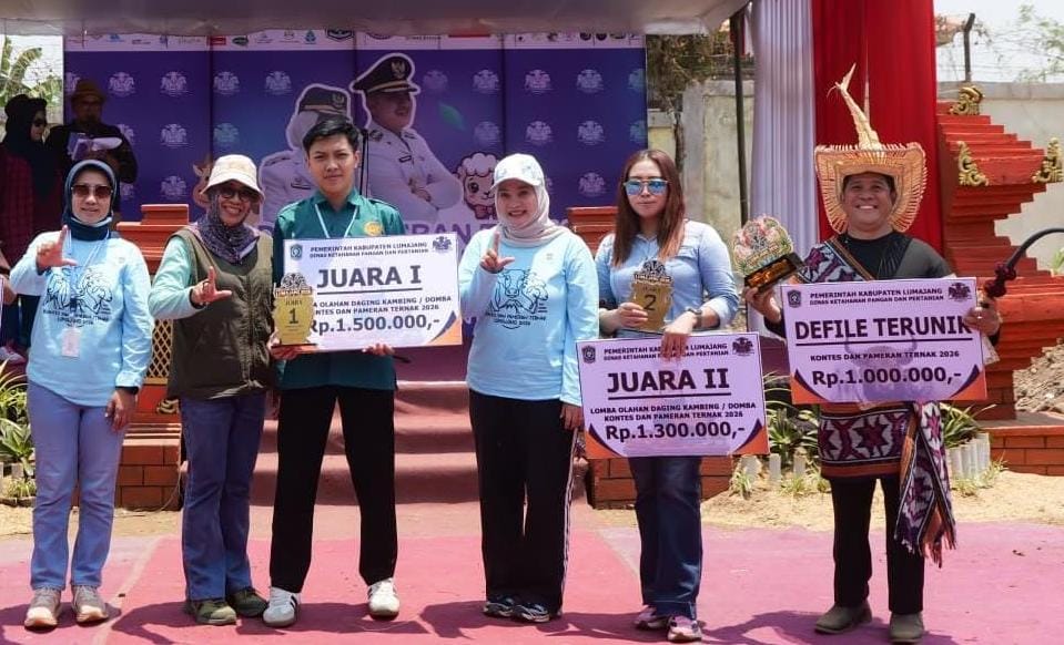 CAMAT DAN TIM PETERNAK KECAMATAN PADANG JUARA DEFILE TERUNIK KONTES DAN PAMERAN TERNAK 2026